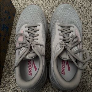 Brooks Adrenaline GTS 24 Gray and Pink Sneakers